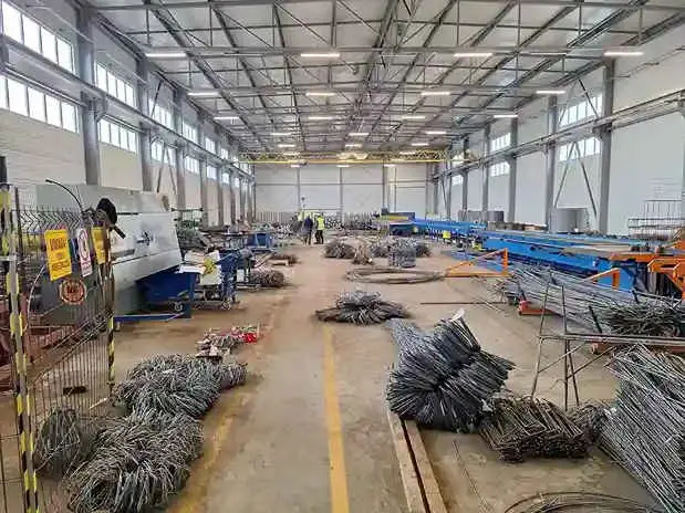 Donatı fabrikasında geniş bir üretim salonu: ön bükme tezgahları, kangal demir stokları ve CNC kesim ekipmanları