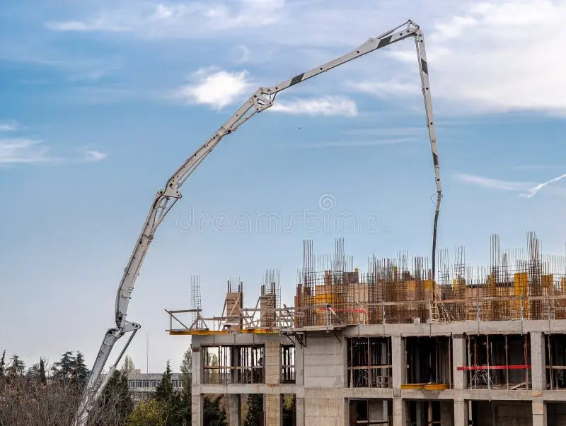 Yüksek katlı betonarme bina inşaatında uzun kollu mobil beton pompası döküm yaparken, üstte donatı ve kalıp sistemleri görülmektedir