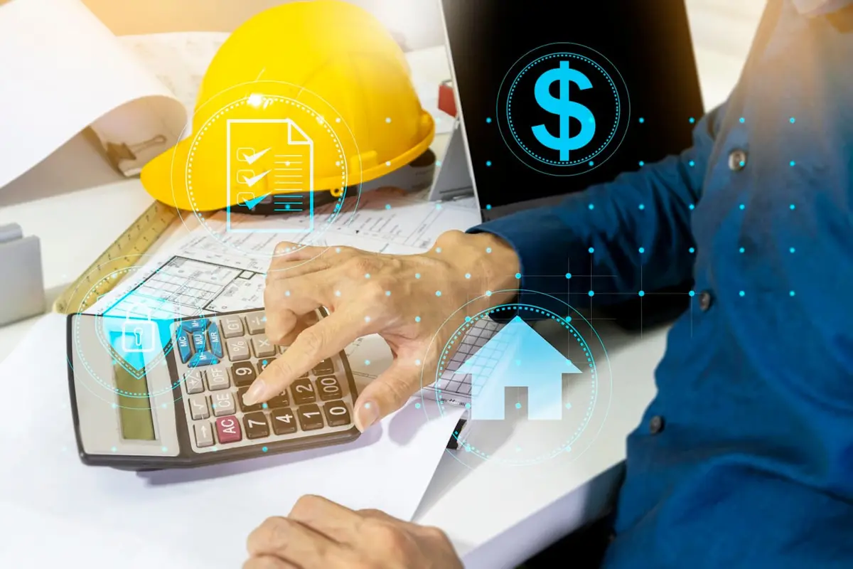 Bir mühendis, sarı baret ve proje planlarının önünde hesap makinesiyle keşif özeti hesaplıyor; ekranda dolar işareti ve bina ikonları görünüyor