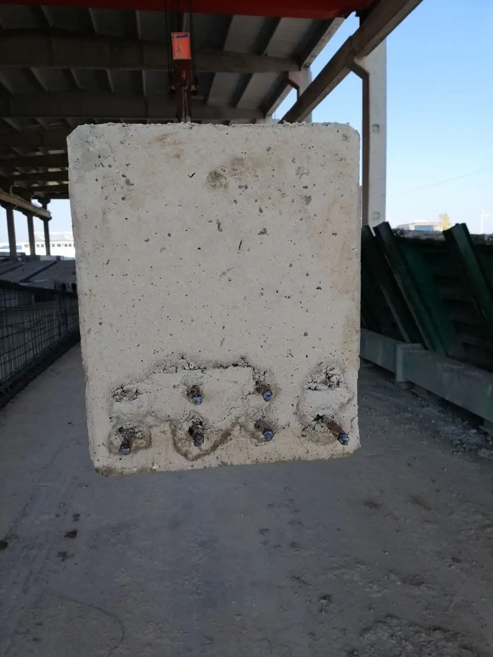 Prefabrik öngerilmeli beton kiriş uç kesiti — kiriş alt yüzeyinde strand demetlerinin kesit görünümü ve çevresindeki beton