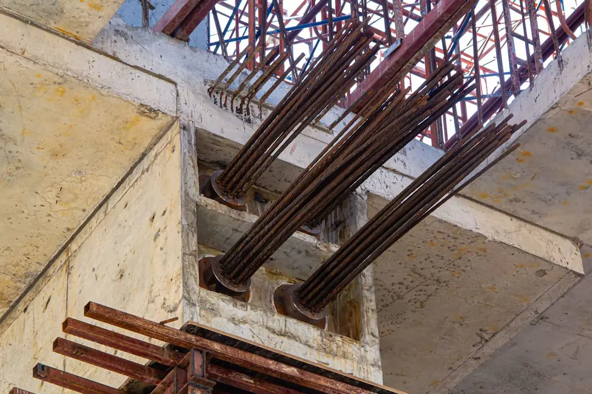 Köprü inşaatında beton yapı içinden geçen korozif durumda bükümlü tendon demetleri — ankraj bölgesine yakın konumda