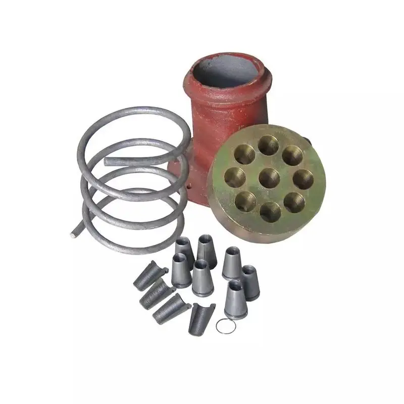 Ankraj bölgesi bileşenler seti: kırmızı döküm trompet (trumpet), gümüş galvanize spiral/sarmal donatı (4 sarımlı), dairesel ankraj plakası (9 delikli kama yuvası), kama (wedge) seti — alt sırada konuşlanmış