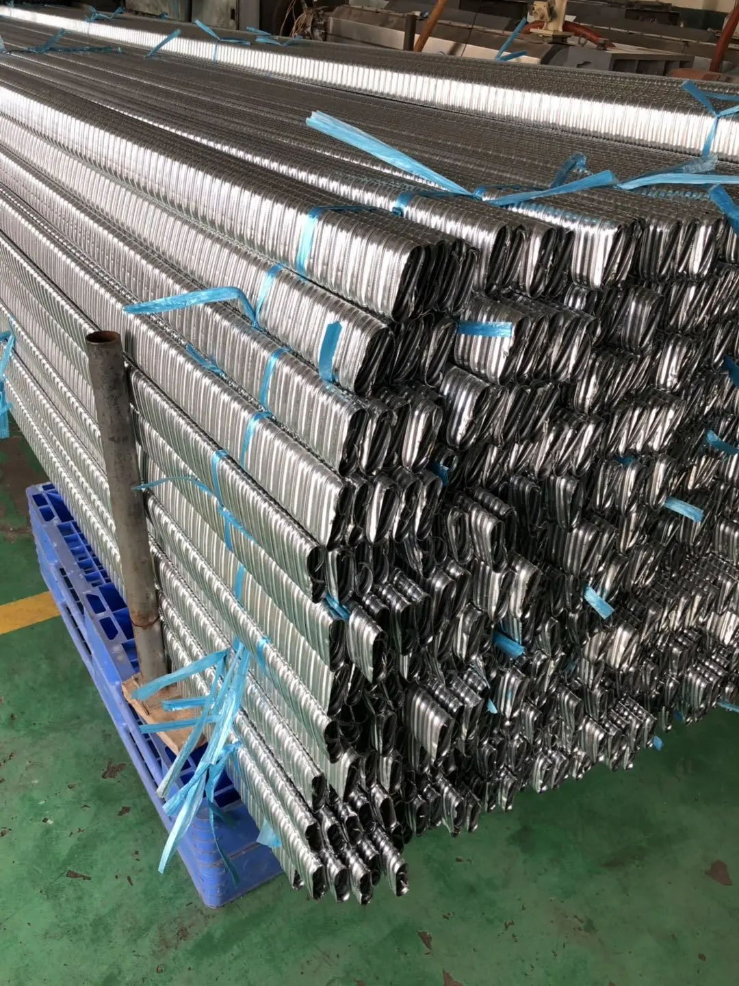 Galvanizli oluklu metal kılıflar (ard germe duct/sheath sistemleri) palet üzerinde — çeşitli çaplarda düzlemsel düzende istiflenmiş, TS EN 523:2003 kapsamında