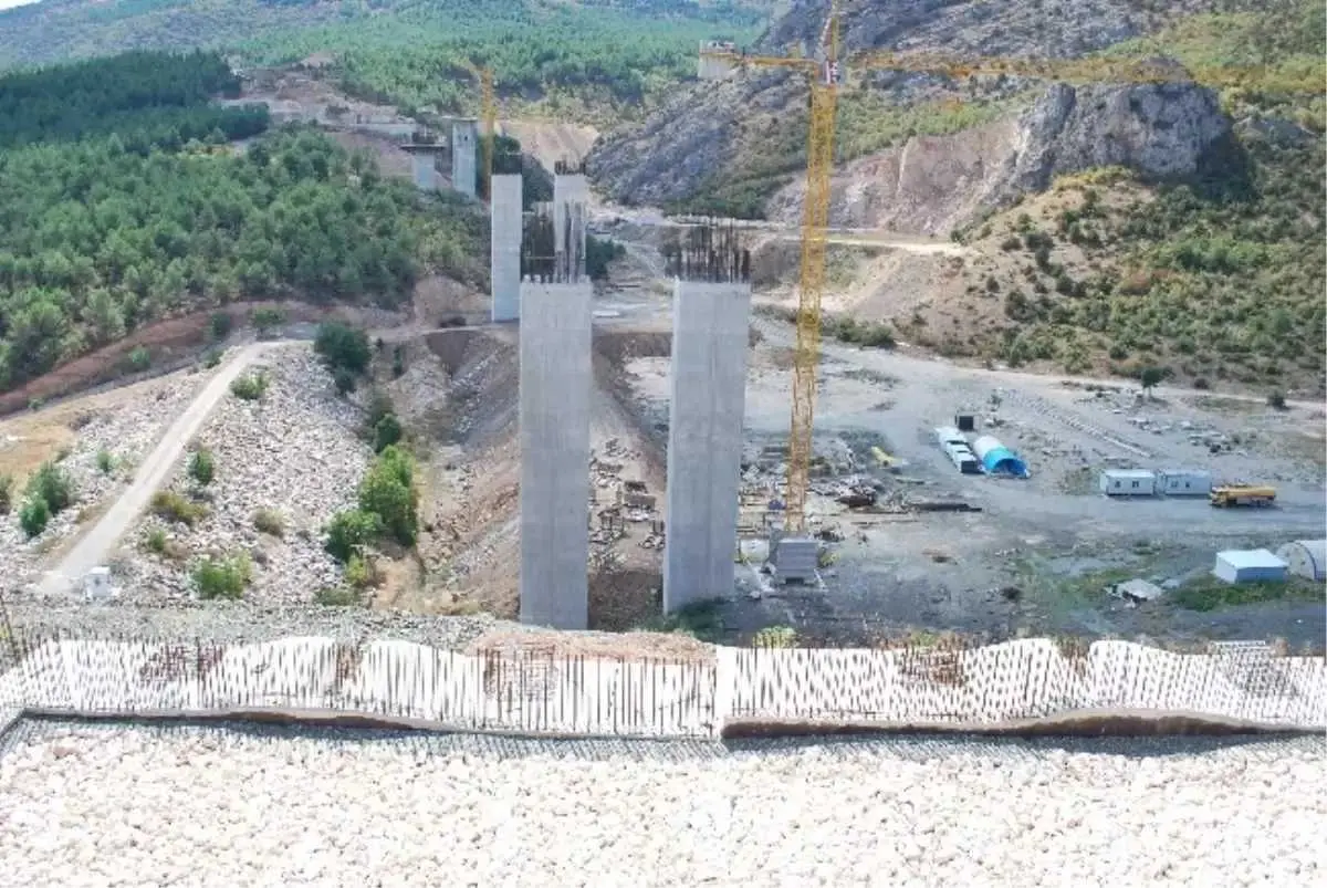 Dağlık arazide köprü ayakları inşaatı erken aşama, sarı vinç, Türkiye saha