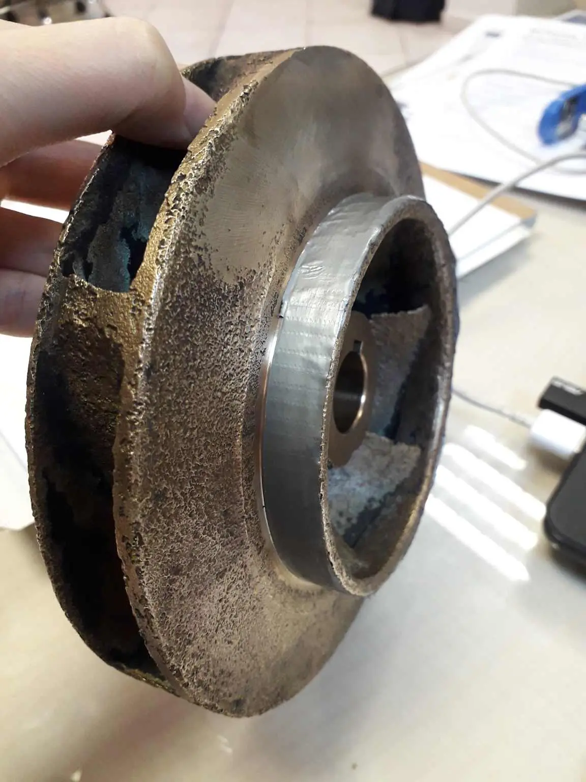 Kavitasyon hasarı görmüş santrifüj pompa çarkı (impeller) — yüzey aşınması ve delikler, malzeme koparılması