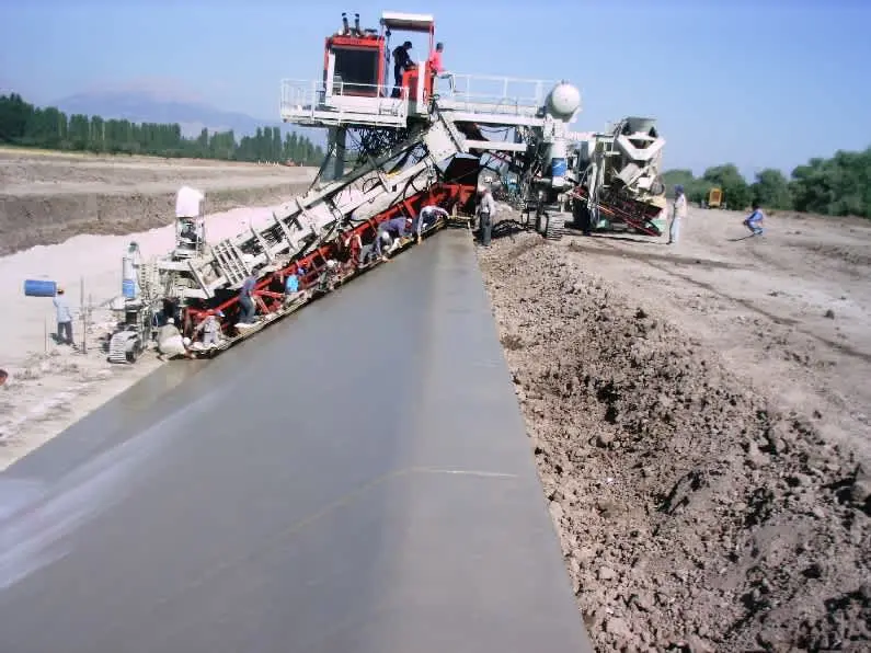 Kanalet (slipform) makinesi ile büyük trapez sulama kanalı beton kaplama uygulaması — Orta Anadolu saha fotoğrafı