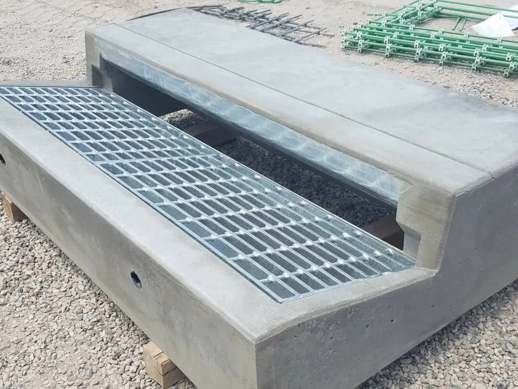 Prefabrik beton drenaj kanalı ve çelik ızgara kapağı — kentsel altyapı uygulaması