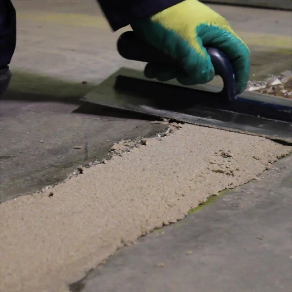 Epoksi beton onarım harcı uygulaması — spatula ile zemin onarımı