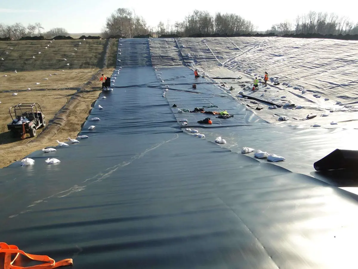 HDPE geomembran döşeme — atık depolama sahası taban yalıtımı