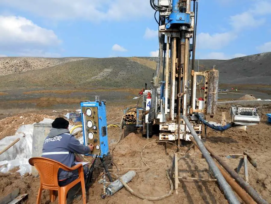 Sondaj makinesi ile SPT deneyi sahada gerçekleştiriliyor