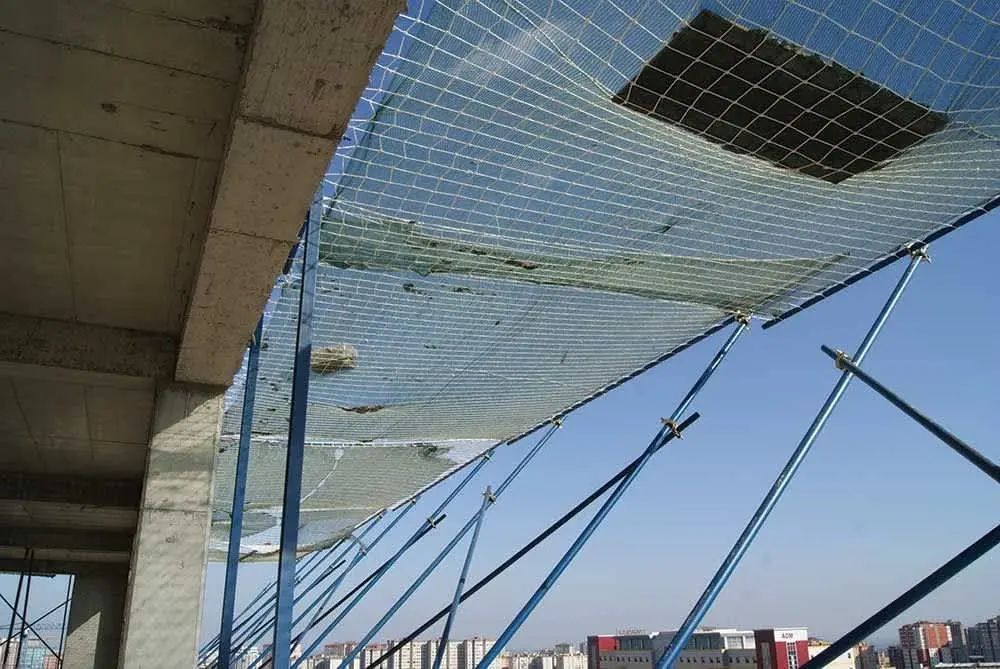 Güvenlik ağı: çok katlı bina inşaatında cephe kenarına gerilen EN 1263-1 güvenlik ağı