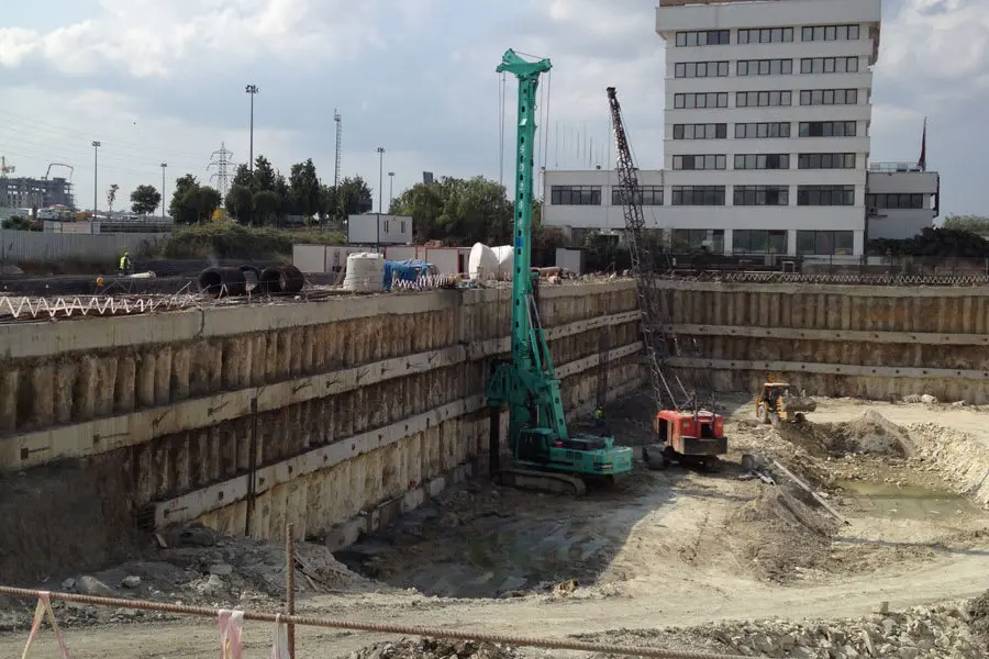 Derin kazı alanında yeşil fore kazık makinesi: perdeleme sistemi ve çevre binaları