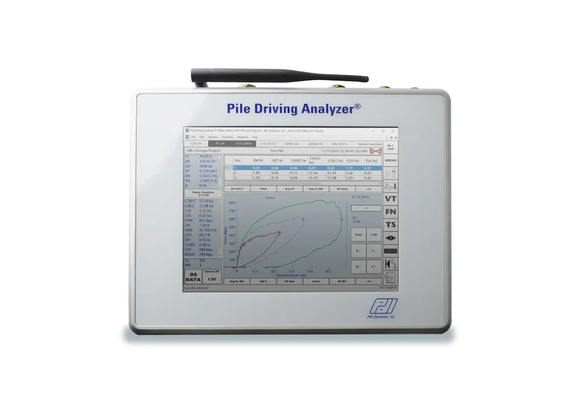 Pile Driving Analyzer (PDA) taşınabilir cihaz: ekranda kuvvet-deplasman grafiği, CSXLC/CSRLC/TSX değerleri ve kazık test sonuçları