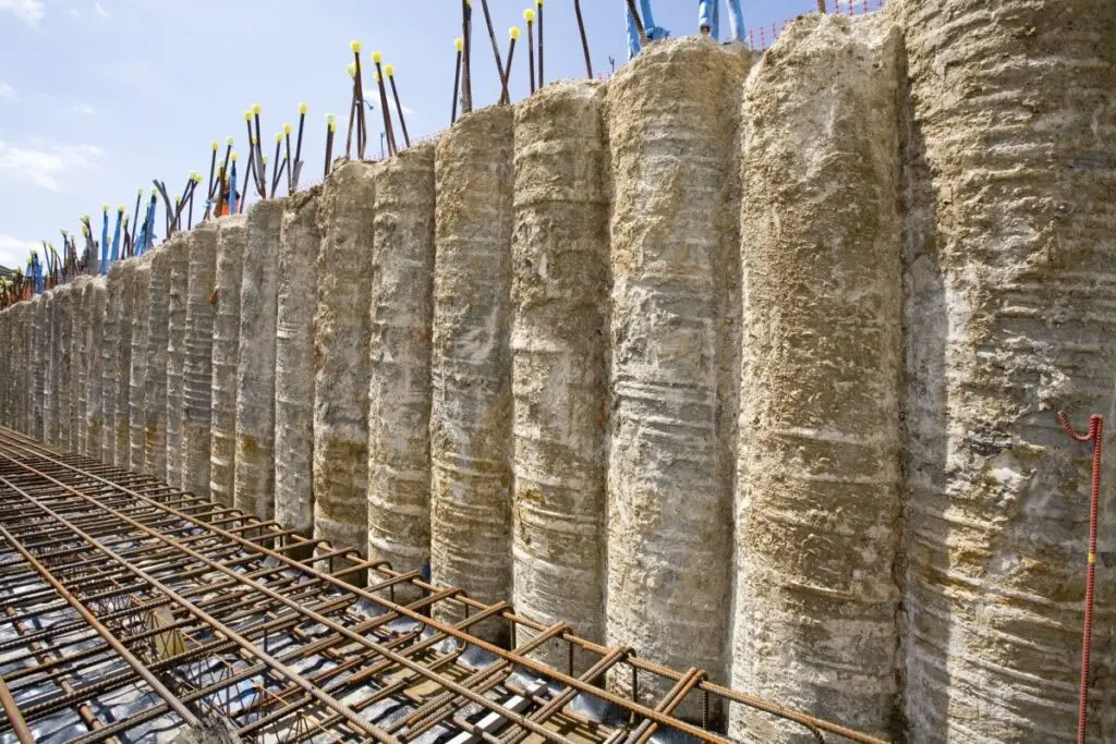 Kesişen (secant) fore kazık perdesi saha uygulaması; birincil (zayıf beton) ve ikincil (donatılı) kazıkların örtüşen dizilimi