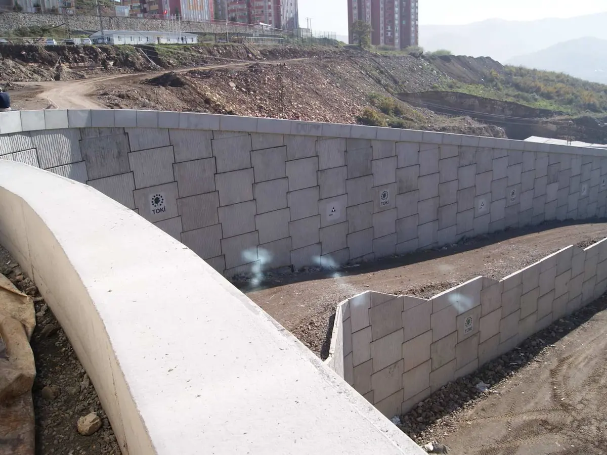 Modüler beton blok istinat duvarı — Türkiye kentsel şantiyesi, büyük prefabrik beton blok sıralar