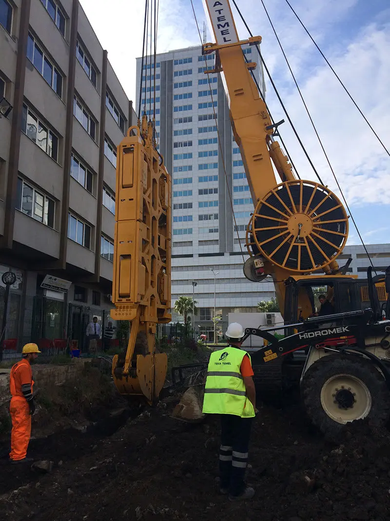 Kentsel alanda bina bitişiğinde Hidromek markalı grab makinesi ile diyafram duvar kazısı