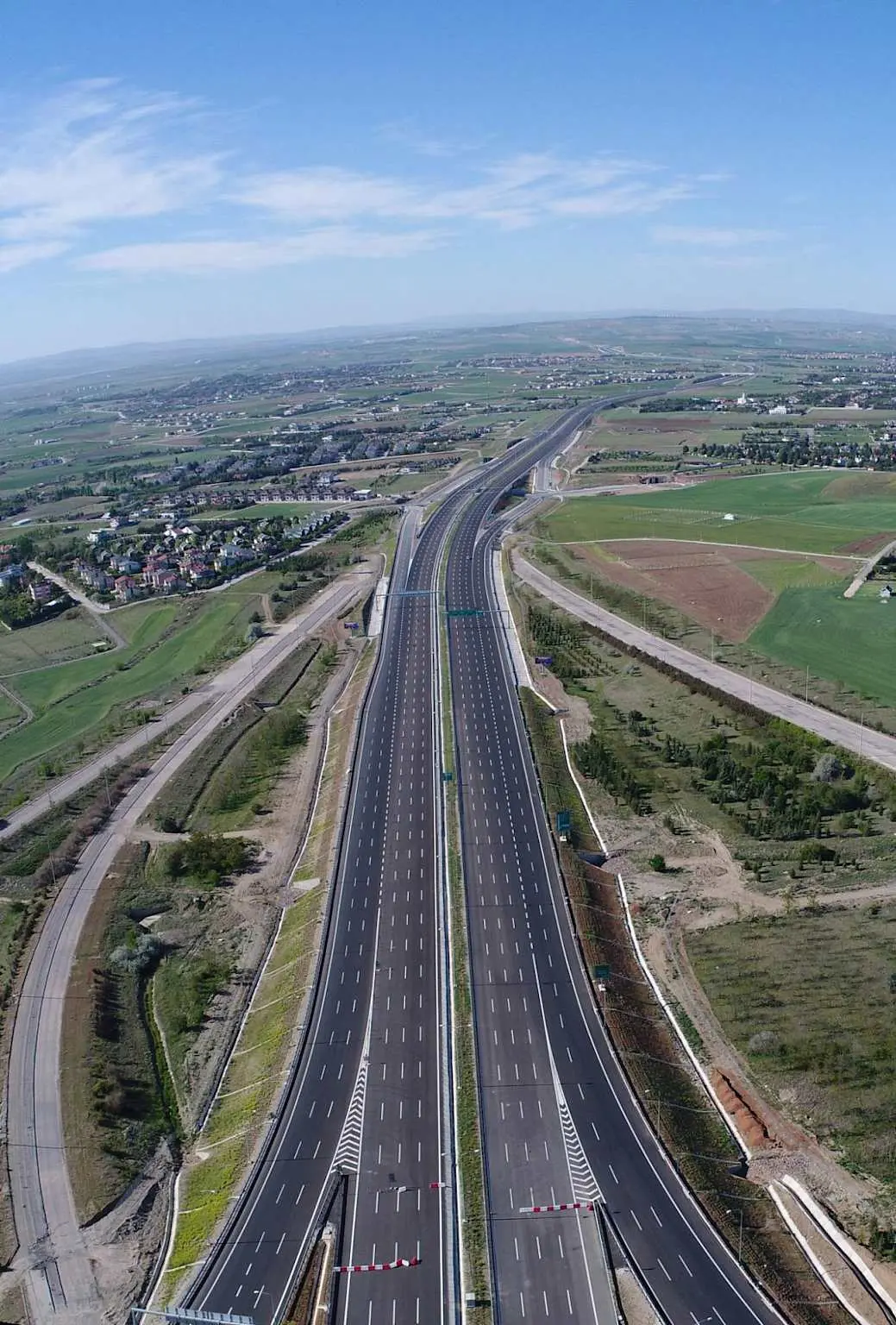 Türkiye otoyolu havadan görünüm: çok şeritli bölünmüş yol, geniş bantlar, orta refüj, banketler ve çevre tarım arazileri — KGM otoyol geometrik standartlarına uygun tasarım