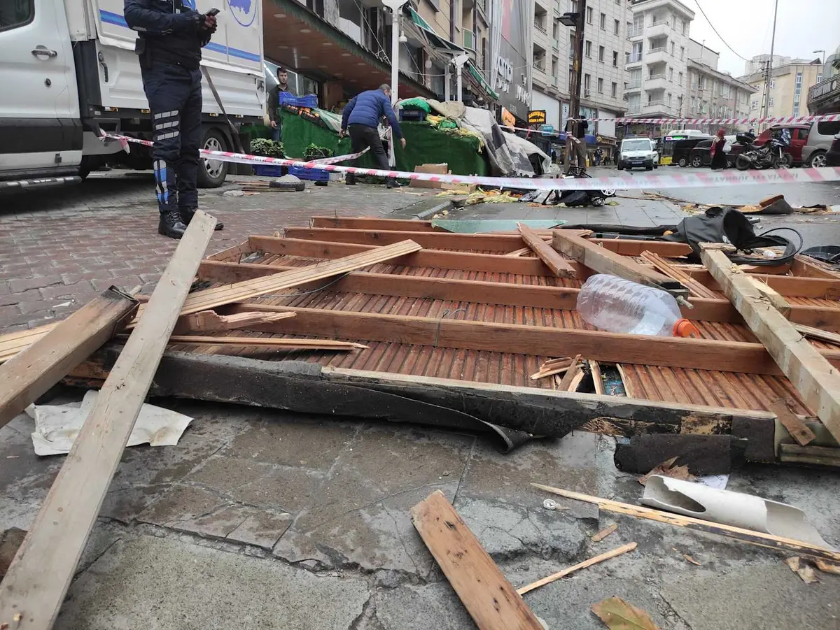 Türkiye'de şiddetli rüzgar hasarı — bina cephesi ve iskele çöküşü